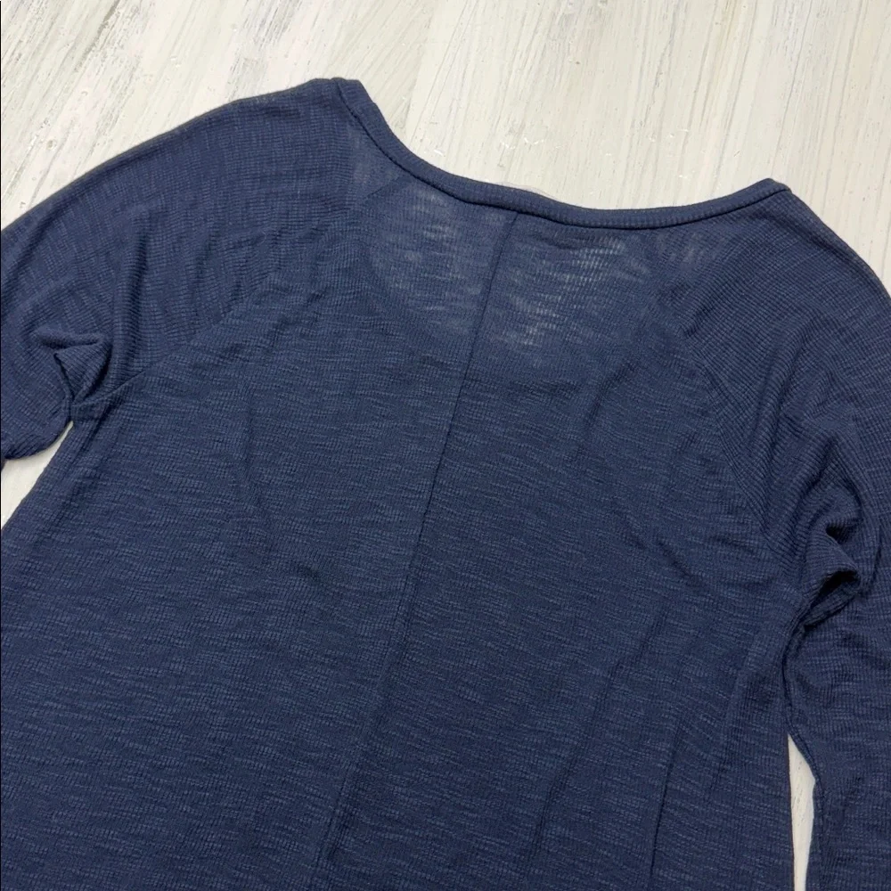 Abercrombie & Fitch Navy Blue Graphic High-Low Long Sleeve Top Sz XS - Picture 8 of 10